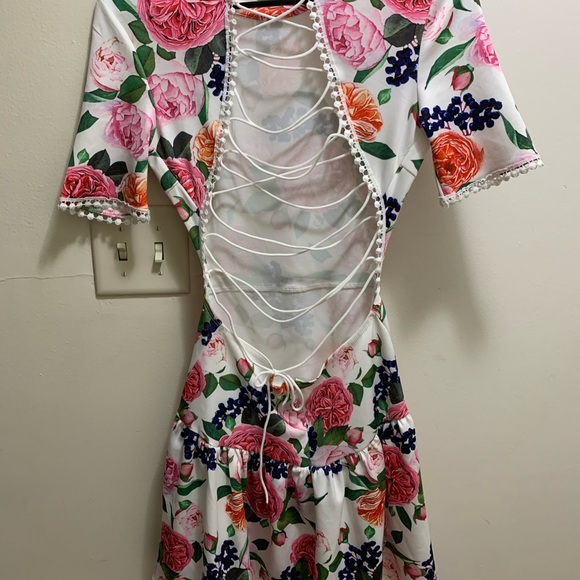 Dress with flower design - Picture 5 of 7